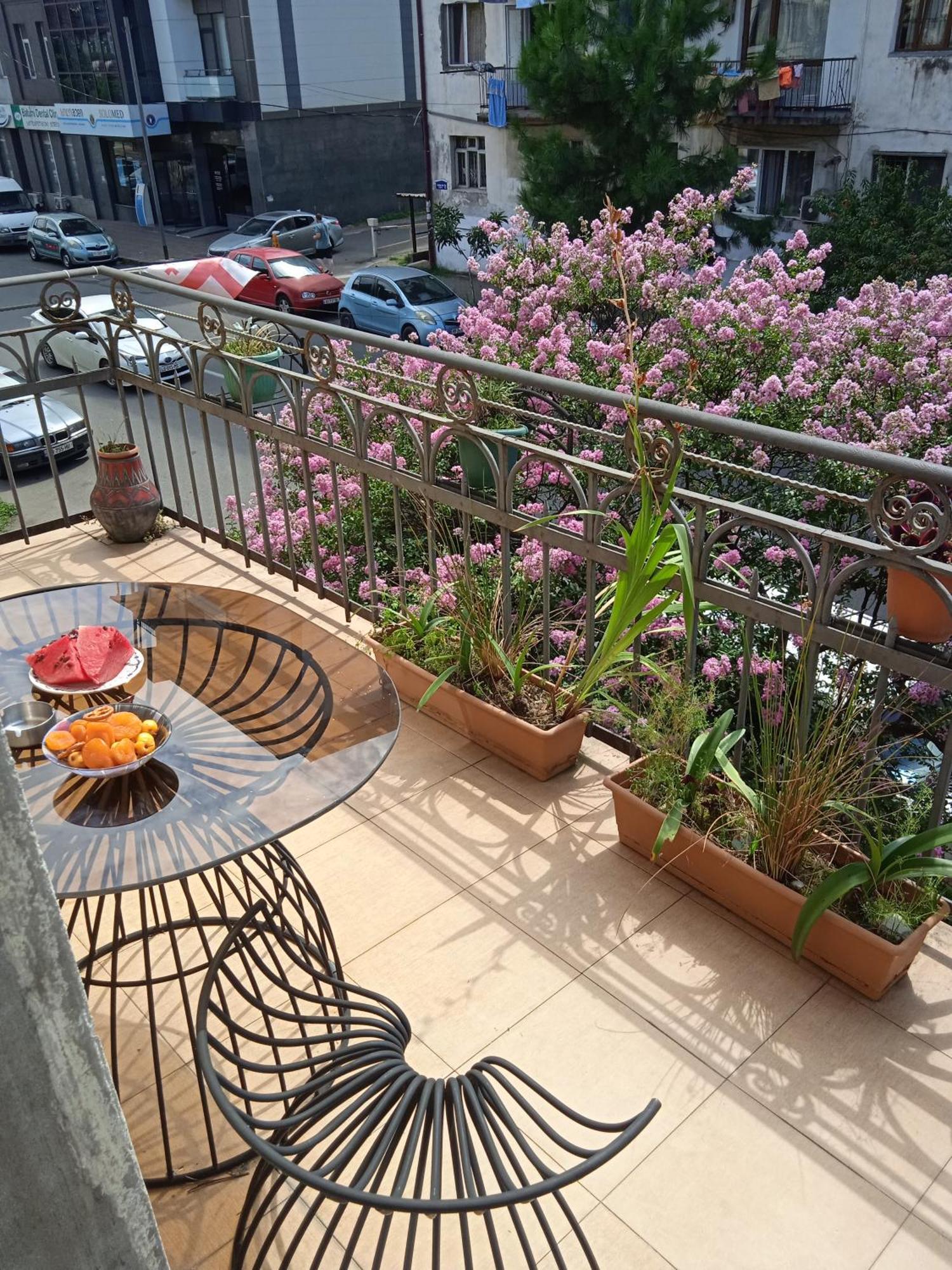 Apartment Maisi Batumi Exterior photo